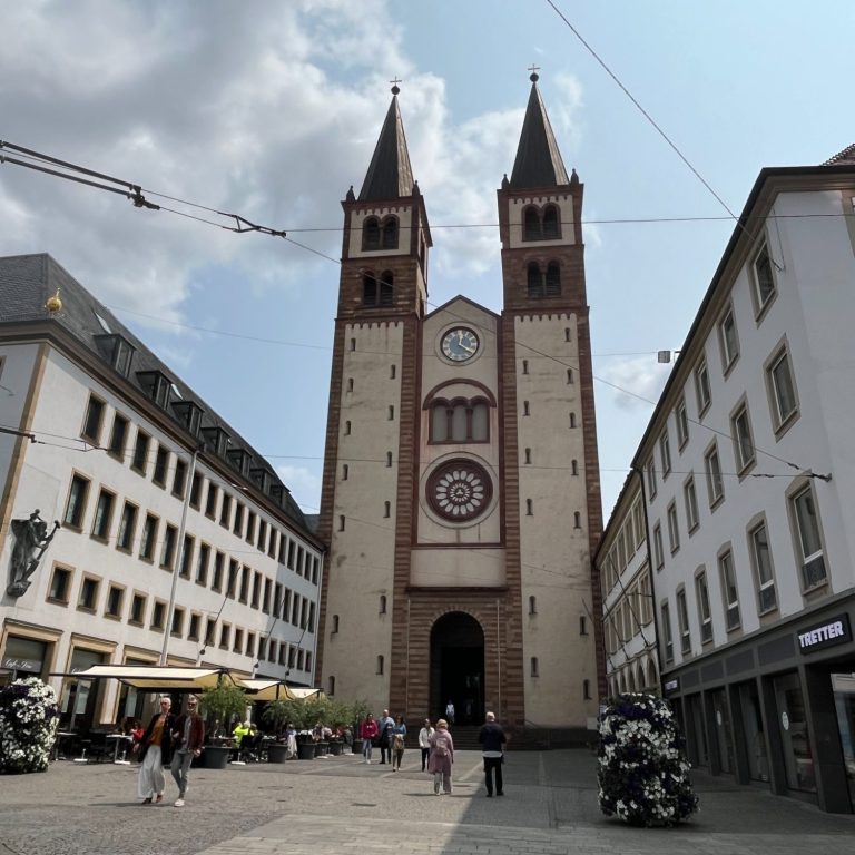 Hauptportal des Kiliansdom mit zwei Türmen im romanischen Stil.