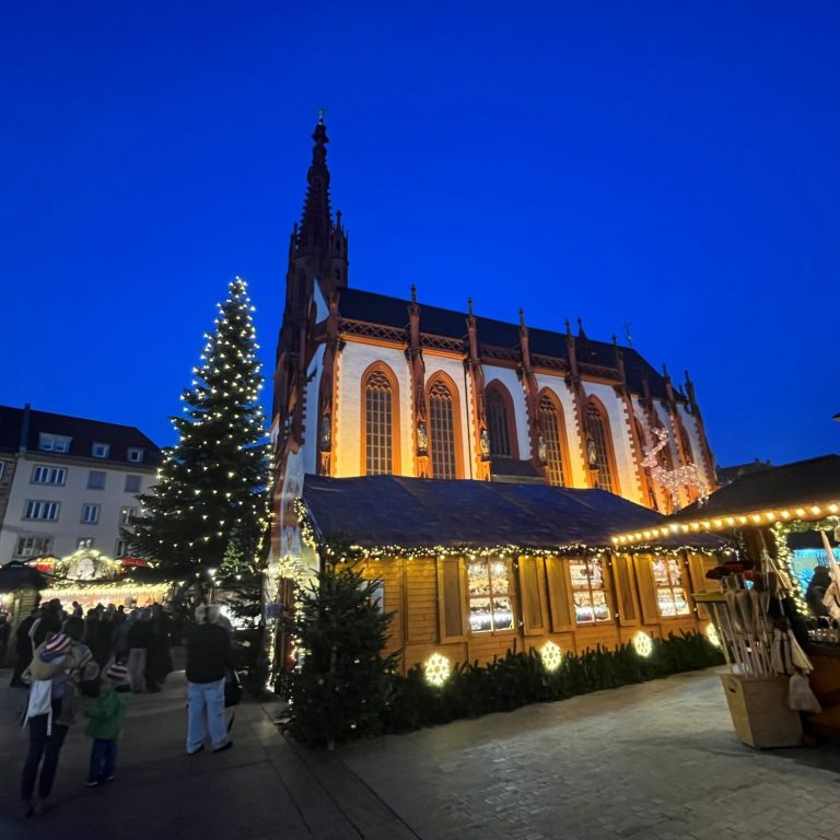Blick auf den Weihnachtsmarkt am Abend. Mit Christbaum und Marienkapelle.
