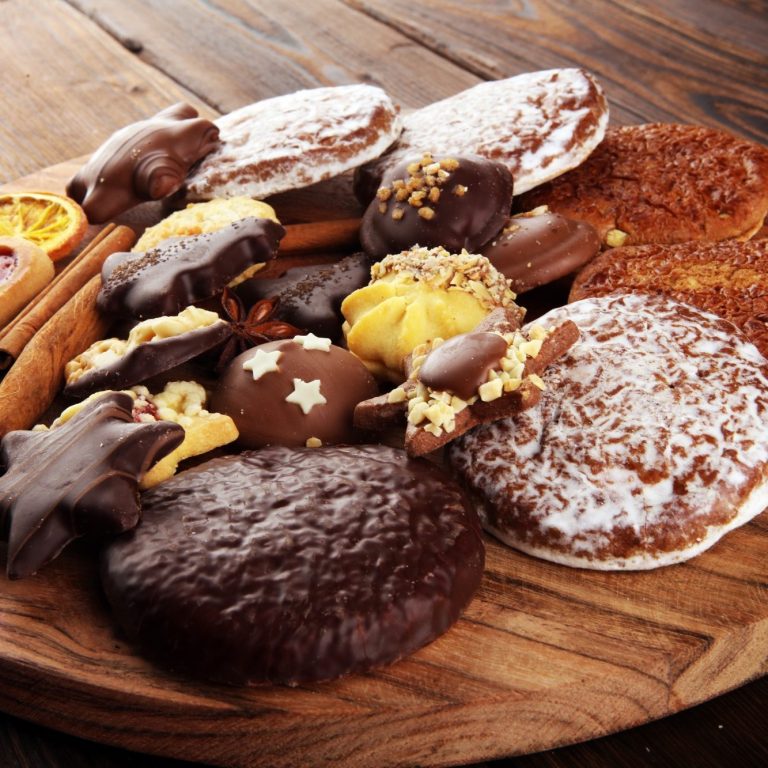 Teller mit Lebkuchen und Weihnachtsplätzchen.