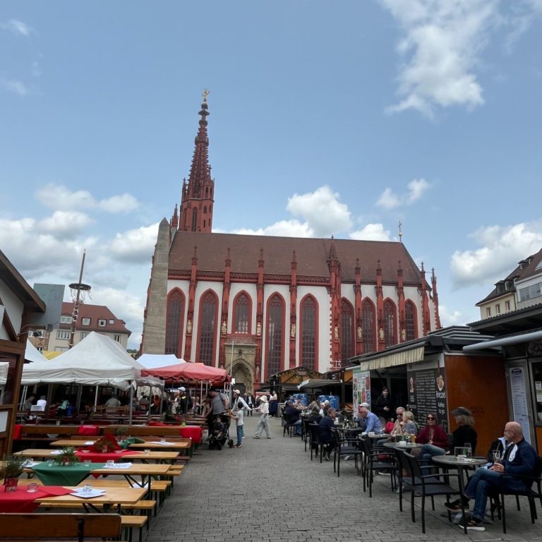 Weinfest am unteren Markt mit Marienkapelle im Hintergrund