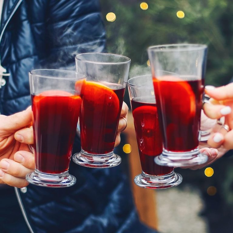 Es wird mit vier Gläsern rotem Glühwein angestoßen.