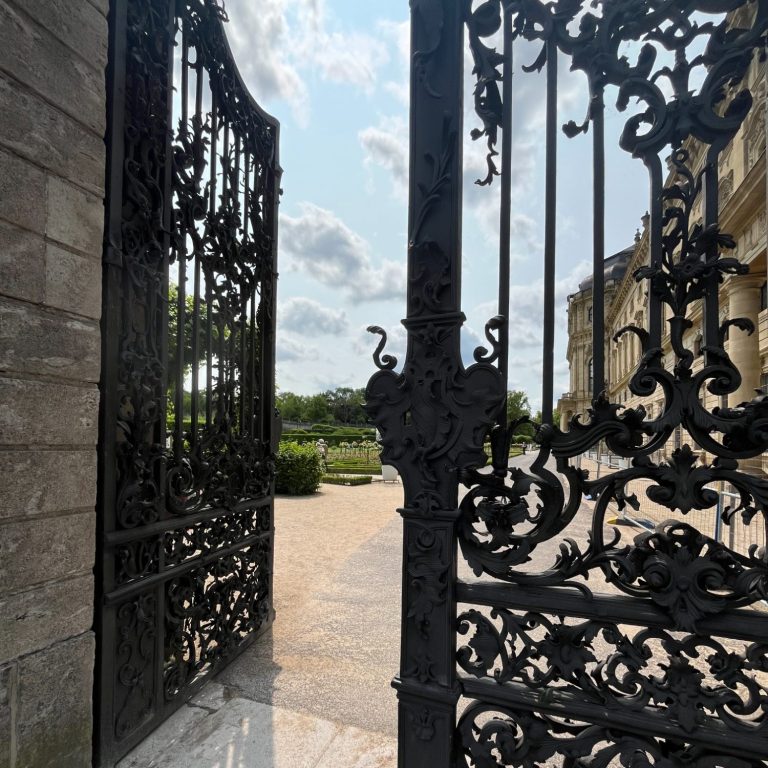 Ein schmiedeeisernes barockes Tor ist der Zugang zum Hofgarten der Residenz.